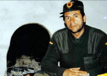 Kujton heroin Sali Çekaj me bashkëluftëtarë, Haradinaj: Flijimi i tyre është frymëzim për brezat që vijnë