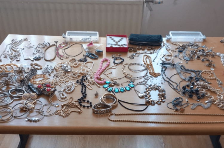 Arrestohet i dyshuari i tretë për vjedhje në Suharekë, policia gjen stoli dhe konfiskon një veturë