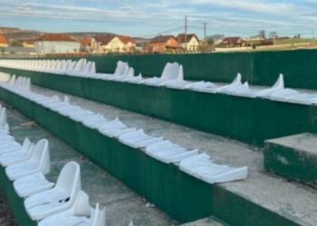 Huliganizmi i disa të rinjve në Lipjan, i dëmtojnë qëllimshëm ulëset në fusha të sportit