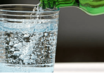 Pse nuk duhet ta pini ujin e gazuar?