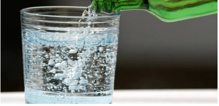 Pse nuk duhet ta pini ujin e gazuar?