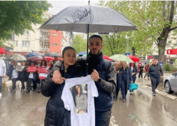 Vajza e Gjyljeta Ukellës i priu marshit, qindra pjesëmarrës në Pejë kundër v*asjeve të grave (Foto)