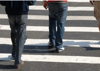 Kujdes! 50 euro gjoba nëse e kaloni rrugën jashtë vendkalimeve të shënuara