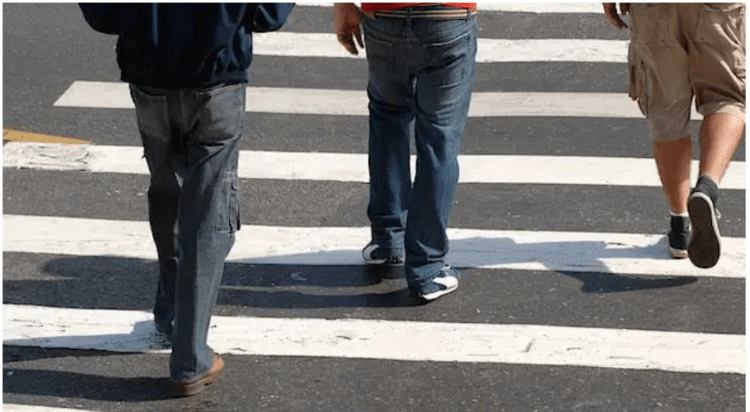 Kujdes! 50 euro gjoba nëse e kaloni rrugën jashtë vendkalimeve të shënuara