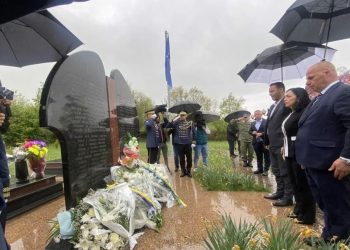 Osmani dhe Konjufca bëjnë homazhe në Poklek e Çikatovë të Vjetër, kërkojnë drejtësi për viktimat