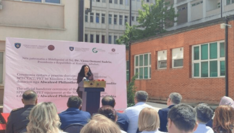 Presidentja Osmani për donacionin në QKUK: Rikthim i dinjitetit për pacientët
