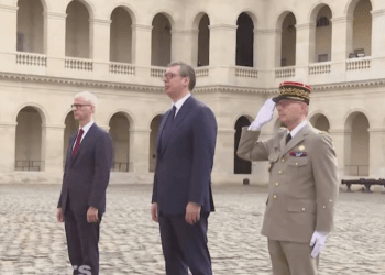 ‘Do të luftoj për Serbinë’, Vuçiq në Francë, kërkon avion lufte dhe flet për Kosovën