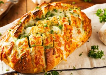 Bukë e mbushur me djathë dhe hudhra e pjekur në furrë