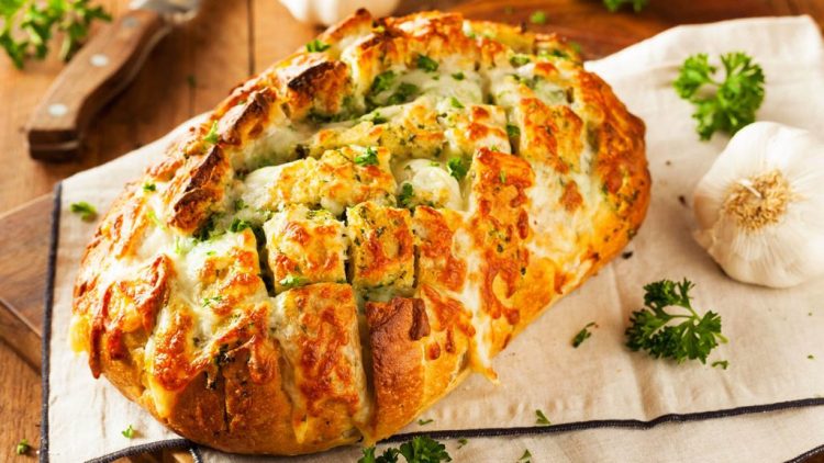 Bukë e mbushur me djathë dhe hudhra e pjekur në furrë