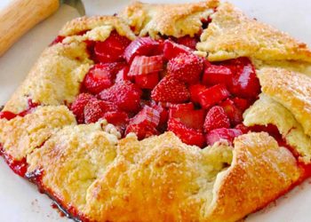 Kek i mbushur me luleshtrydhe, shije fantastike