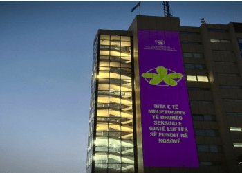 Ndërtesa e Qeverisë u ndriçua me lulen anemonë për Ditën e të mbijetuarve të dh*nës seksu*le