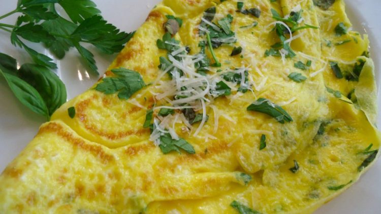 Omëletë me djathë e majdanoz, shije e shëndet