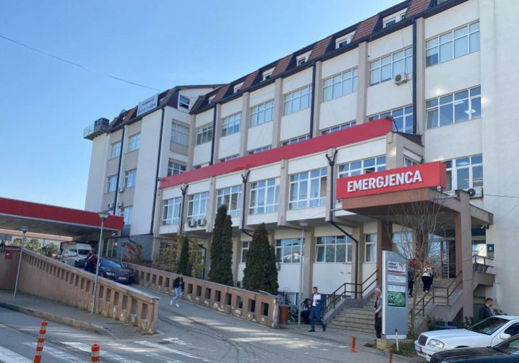 Aksidenti në Pejë: Njëri nga fëmijët në gjendje të rëndë, dërgohet në QKUK