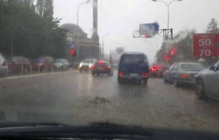 Reshjet e shiut, Policia apelon për kujdes në trafik