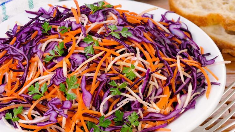 Sallata tri ngjyrëshe, e shëndetshmja e stinës