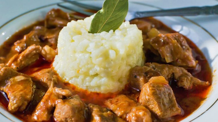 Tasqebap me oriz, aromë e shije në sofrat shqiptare