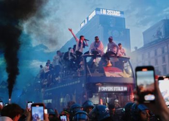 Milano ‘vishet’ zikaltër, mijëra tifozë e ‘djegin’ për titullin e 20-të (Video)