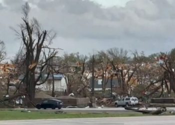 Dhjetëra tornado godasin shtetet qendrore të SHBA, të lënduar e dëme të mëdha (Video)
