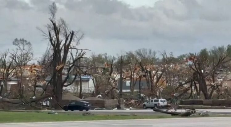 Dhjetëra tornado godasin shtetet qendrore të SHBA, të lënduar e dëme të mëdha (Video)