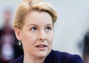 Sulmohet senatorja e Berlinit me sende të forta, reagime kundër dhunës së politikanëve gjermanë