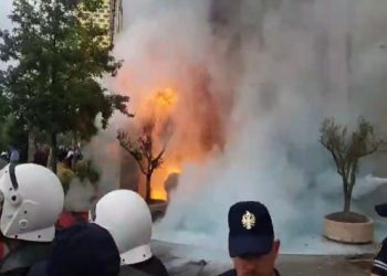 Shqipëri, opozita protestë para Bashkisë Tiranë, hidhet sërish molotov