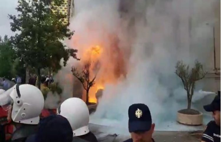 Shqipëri, opozita protestë para Bashkisë Tiranë, hidhet sërish molotov
