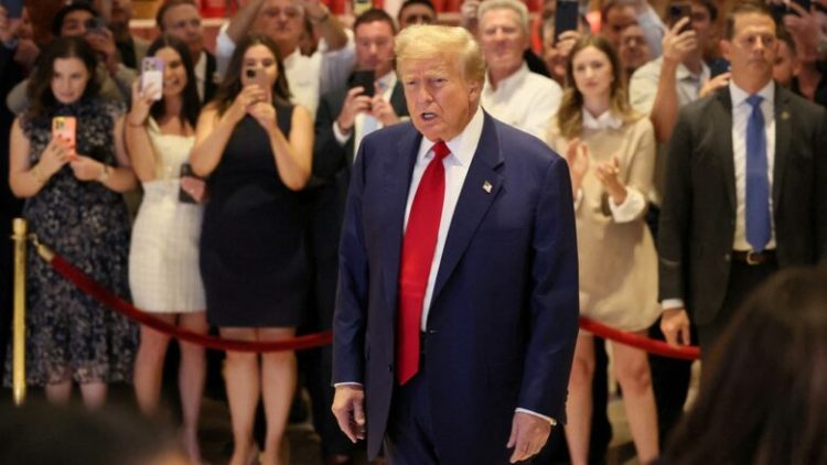 Donald Trump filloi të thotë gënjeshtra, shumë televizione amerikane ndërprenë transmetimin e konferencës