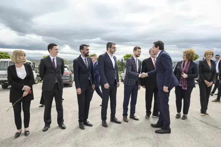 Kryeministri Kurti bën homazhe në Çabrat të Gjakovës: Serbia ka pasur për qëllim shfarosjen e shqiptarëve