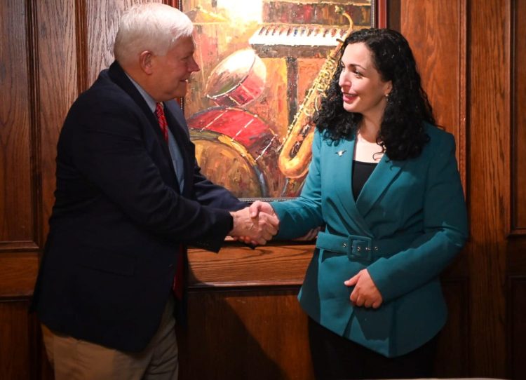 Presidentja Osmani takohet me kongresmenin republikan, diskutojnë për zhvillimet në Kosovë