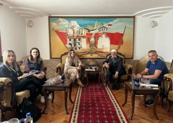 Familja Jashari përfundon procesin e regjistrimit, stafi i ASK-së mirëpritet nga kryefamiljari Rifat Jashari