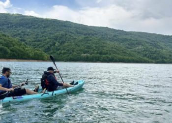 Sveçla dhe pjesëtarët e Federatës për Kajakim të Kosovës lundrojnë në Liqenin e Ujmanit