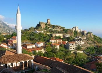 Kruja mbipopullohet nga turistët në fundjavë