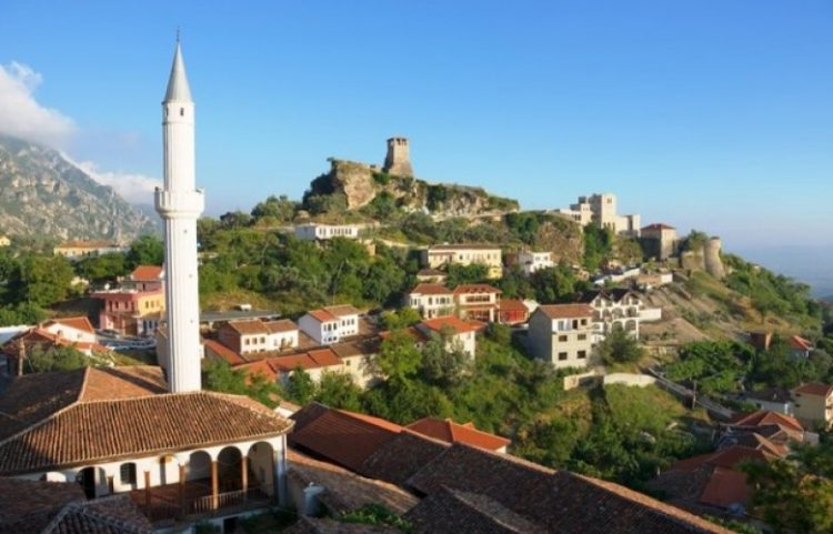 Kruja mbipopullohet nga turistët në fundjavë