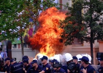 Tiranë, breshëti molotovësh ndaj Bashkisë, opozita kërkon me zjarr dorëheqjen e Veliajt