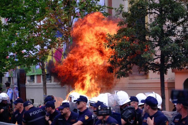 Tiranë, breshëti molotovësh ndaj Bashkisë, opozita kërkon me zjarr dorëheqjen e Veliajt