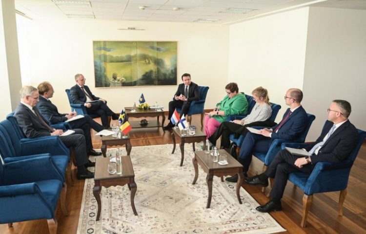 Kryeministri takon disa ambasadorë, kërkon mbështetje për anëtarësim në KiE