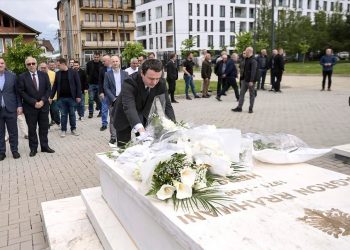 Kurti bëri homazhe te varri i heroit Agron Rrahmani