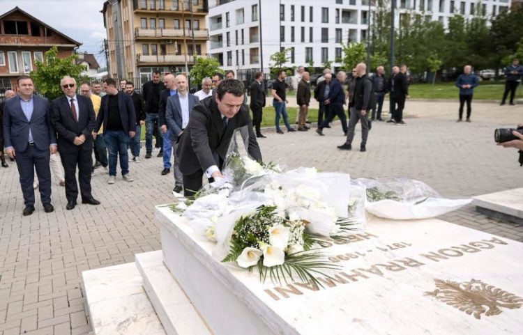 Kurti bëri homazhe te varri i heroit Agron Rrahmani