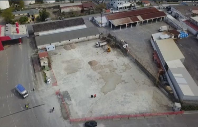 Shtyhet hapja e qendrave të migrantëve në Shqipëri