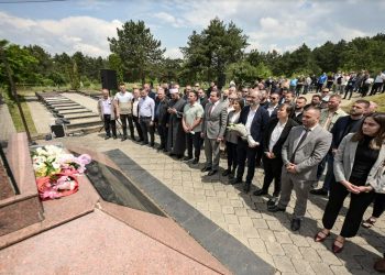 Kurti bën homazhe për ma*sakrën e Tusuzit, bën thirrje për drejtësi