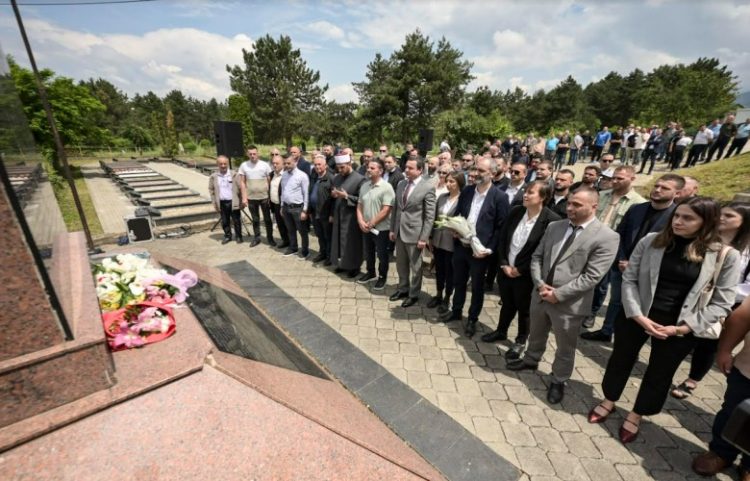 Kurti bën homazhe për ma*sakrën e Tusuzit, bën thirrje për drejtësi