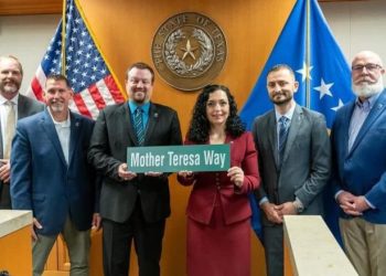 Osmani ia dhuron flamurin e Kosovës kryetarit të qytetit Wylie