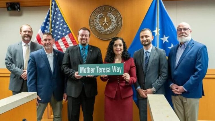 Osmani ia dhuron flamurin e Kosovës kryetarit të qytetit Wylie