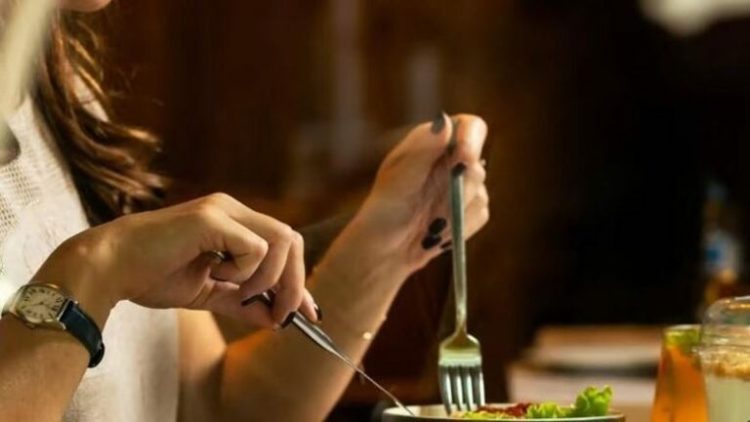 Të ngrënit në këtë orë shoqërohet me shtim të konsiderueshëm në peshë