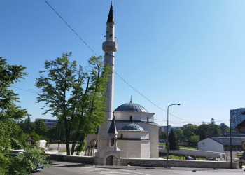 Bosnjë, xhamia e shkatërruar në luftë ngrihet nga rrënojat