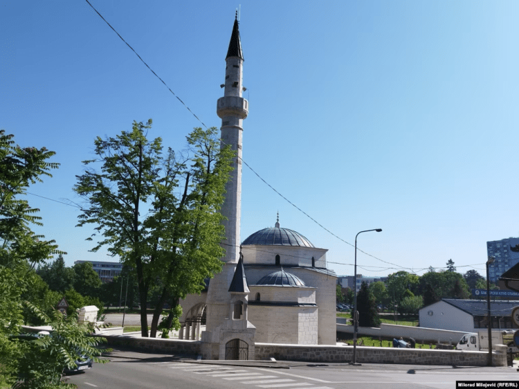 Bosnjë, xhamia e shkatërruar në luftë ngrihet nga rrënojat