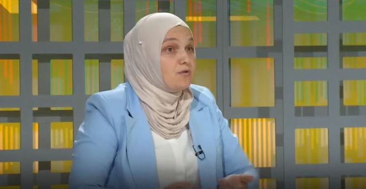 Psikologia që ishte suspenduar nga shkolla për shkak të mbulesës, thotë se e dëshmoi vetën në aspektin e dijes