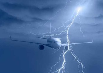 Po udhëtonte nga Cyrihu në Shkup, aeroplani goditet nga rrufeja