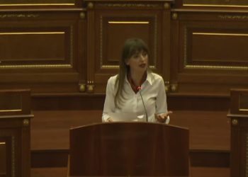 Debati për Raportin e DASH-it, ministrja Haxhiu ‘turbullon ujëra’ duke ftuar opozitën për zgjedhje
