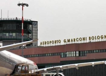 Shpërthen zjarr në avionin e nisur nga Bolonja, bën ulje emergjente